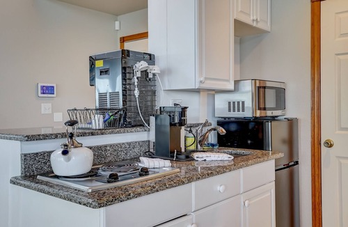 Silver Creek Village Cottage | The Eagles Nest on Lake Buchanan Dam | Cottage in Burnet
