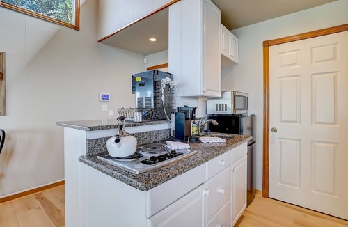 Silver Creek Village Cottage | The Eagles Nest on Lake Buchanan Dam | Cottage in Burnet
