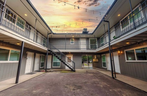 Old East Dallas Apartment | The East Dallas Escape - Modern 1BR, Gated Complex, Free Parking