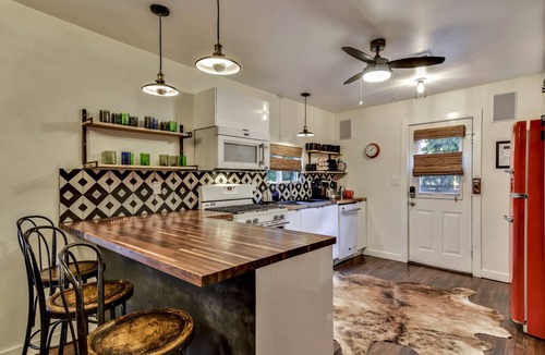 East Cesar Chavez House | The Eastside Lodge Austin