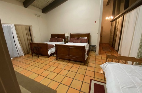 Bellville Cabin | The Eberly Ranch- A rustic retreat, Roundtop & Houston just a drive away!