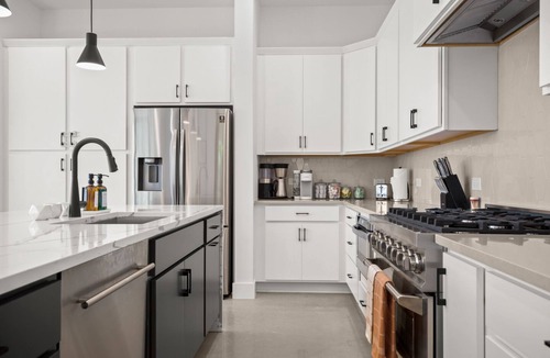 Westfield House | The Eddy Retreat - Downtown Views with Pool + Hot Tub