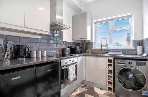 Moseley Apartment | The Elegant Escape - 2 Bed Ensuite with Parking