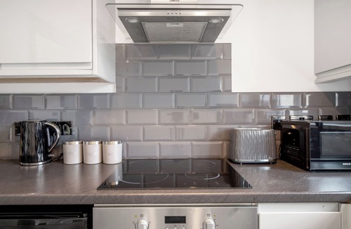 Moseley Apartment | The Elegant Escape - 2 Bed Ensuite with Parking