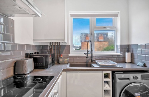 Moseley Apartment | The Elegant Escape - 2 Bed Ensuite with Parking