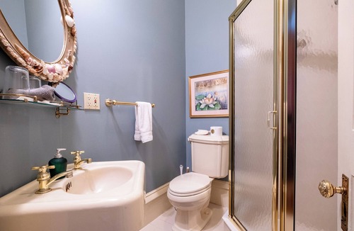 East of Broadway Hotel | The Eliza | Queen Suite | The Empress Hotel