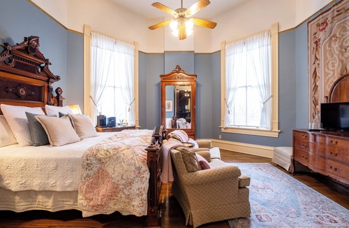 East of Broadway Hotel | The Eliza | Queen Suite | The Empress Hotel