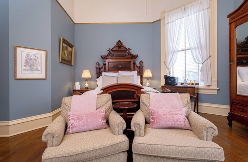 East of Broadway Hotel | The Eliza | Queen Suite | The Empress Hotel