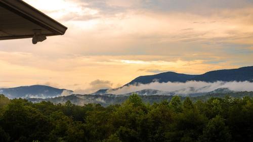 Ellijay Hotel | The Ellijay Resort