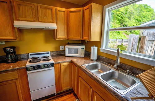 Talcott House | The Eloise - Stylish 3BR, 2 Bath Cottage on Greenbrier River, WV incl. AC, WiFi