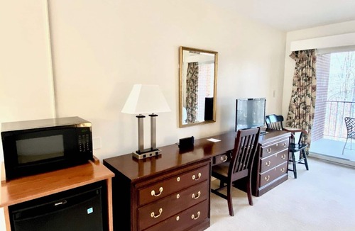 Amherst Hotel | The Elston Inn and Conference Center