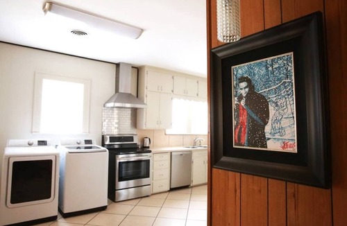 Dean Highland House | The Elvis House Summa