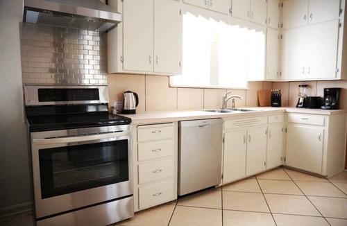 Dean Highland House | The Elvis House Summa