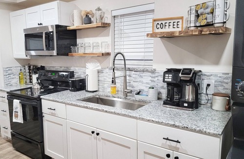 Norman House | The Elwood- 2 Miles to OU on Main St with Hot Tub!