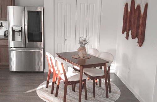 Hermiston House | The Emerald Escape 2BR/2BA King Suite