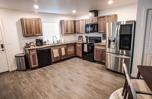Hermiston House | The Emerald Escape 2BR/2BA King Suite