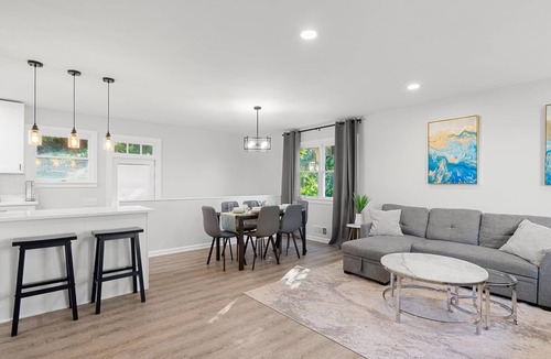 Jefferson Manor Apartment | The Emerald Grand Old Town Views