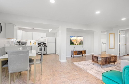 Jefferson Manor Apartment | The Emerald Grand Old Town Views