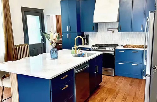 Burlington Apartment | The Emerald Loft - Spa Shower Suite + King Bed Near Downtown, Steps from Bakery