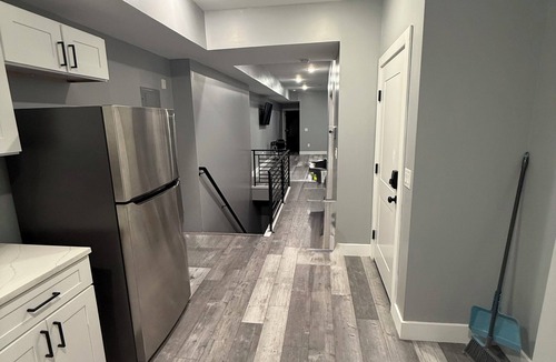 Mantua Apartment | The Emerald Room-3BD-3BTH-Patio