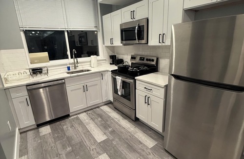 Mantua Apartment | The Emerald Room-3BD-3BTH-Patio