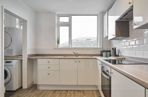 Staple Hill Apartment | The Emerald | Sleeps 8 | Contractors | FreeParking