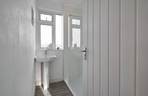 Staple Hill Apartment | The Emerald | Sleeps 8 | Contractors | FreeParking