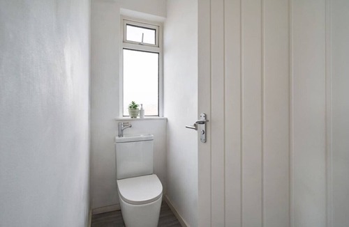 Staple Hill Apartment | The Emerald | Sleeps 8 | Contractors | FreeParking