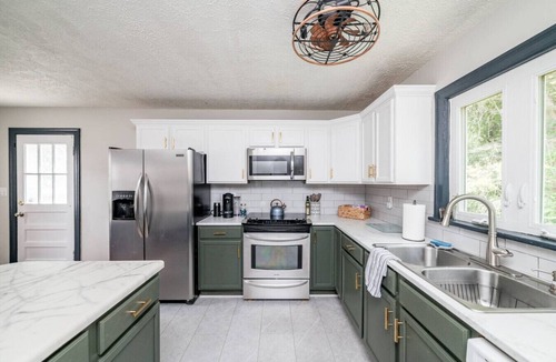 Peakland House | The Emerson, Sauna, Deck and Office Near Downtown!