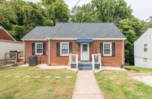 Peakland House | The Emerson, Sauna, Deck and Office Near Downtown!