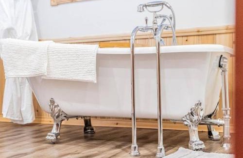 Lantier House | The Escapade - Private hot tub with pool table