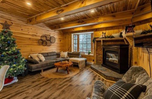Lantier House | The Escapade - Private hot tub with pool table
