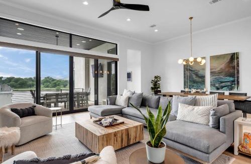 Burnet House | The Escape at 212 with Concierge Services