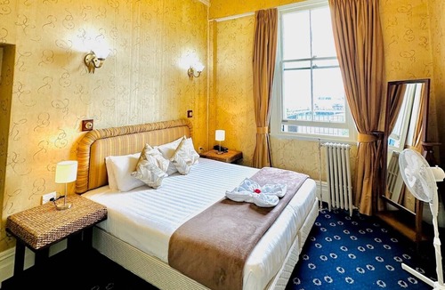 Devonport Hotel | The Esplanade Hotel