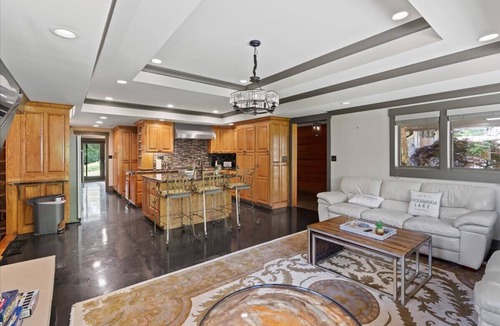 South Pittsburg House | The Estate - Luxury with Pool Table & Game Room