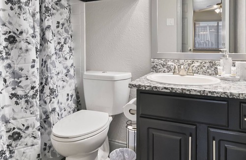 North Dallas House | The Everton Space |Gym| Pool| - Dallas Texas