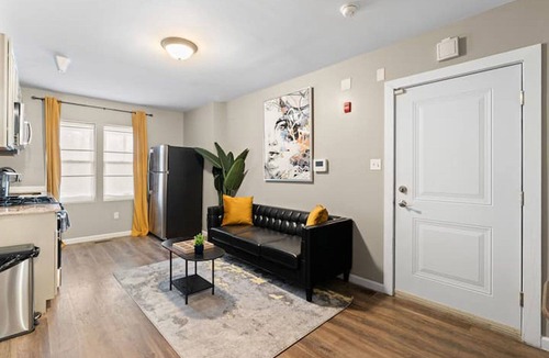 West Philadelphia Apartment | The Executive Philly Zoo King Retreat Parking