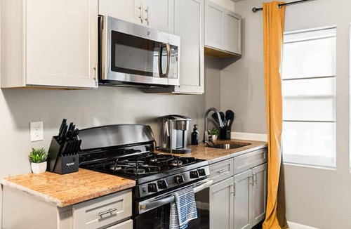 West Philadelphia Apartment | The Executive Philly Zoo King Retreat Parking