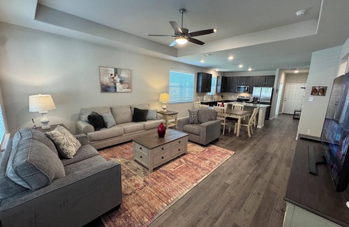 College Station House | The Expo Retreat, Steps to Brazos County Expo, 6 min to Texas A&M
