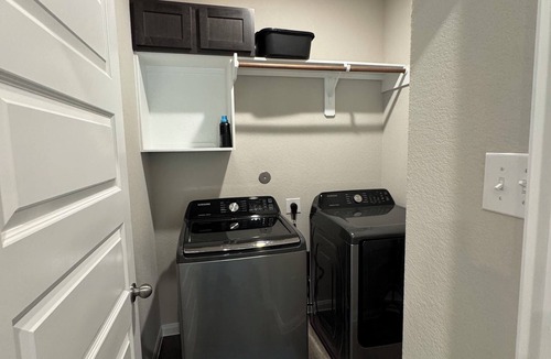 College Station House | The Expo Retreat, Steps to Brazos County Expo, 6 min to Texas A&M
