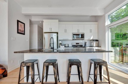 Val-des-Monts House | The Eyrie: Sweeping views waterfront sunlit escape