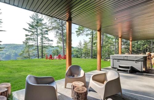 Val-des-Monts House | The Eyrie: Sweeping views waterfront sunlit escape