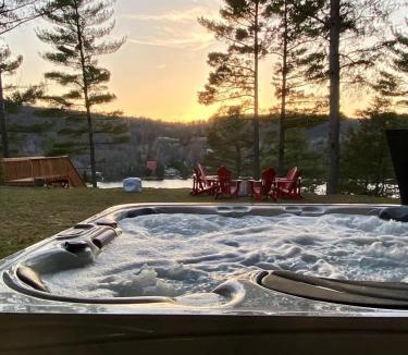 Val-des-Monts House | The Eyrie: Sweeping views waterfront sunlit escape