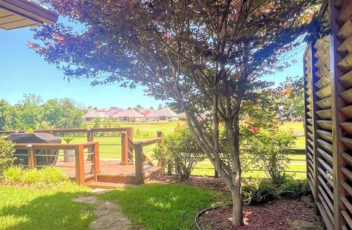 Longview House | THE FAIRWAY: Modern 3BR with beautiful golf course views and convenient location