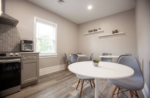 Downtown Niagara Falls Apartment | The Falls House - Unique Modern 4 bedrooms/Loft