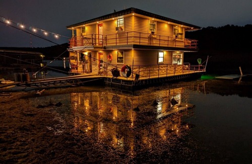 Leander House | The Famous FloatHouse Stay ON Lake Travis Unlike Anything Else