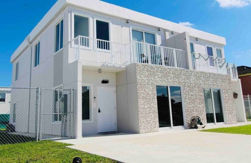 Princeton House | The Fanta Sea House - New and Modern close to MIA Zoo, Homestead Speedway & Entrance