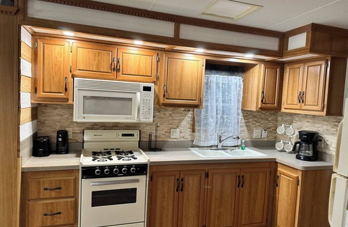 Cosby House | The Farm, a cozy camper in delightful Cosby with AC, WiFi
