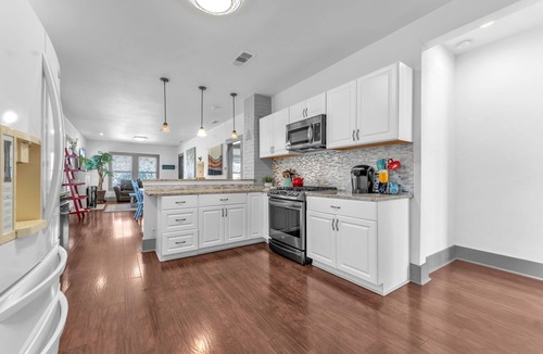 Highland Park House | The Farmahouse - Family Friendly Downtown Cottage
