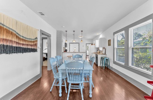 Highland Park House | The Farmahouse - Family Friendly Downtown Cottage